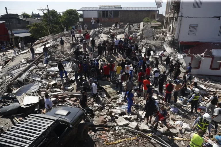 Muertos por terremoto en Colombia ya pasan de 100 y los heridos superior a esa cifra, gobierno declara "desastre nacional"