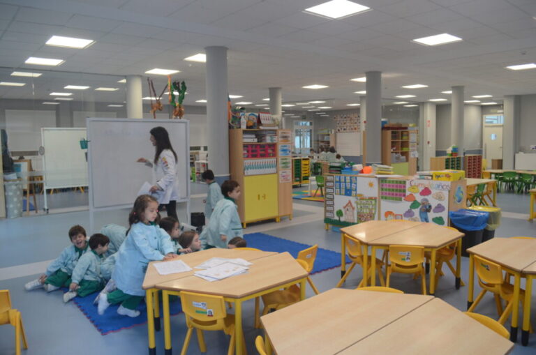 Colegio privado bajo cuestionamiento por cobro para entregar documentos académicos