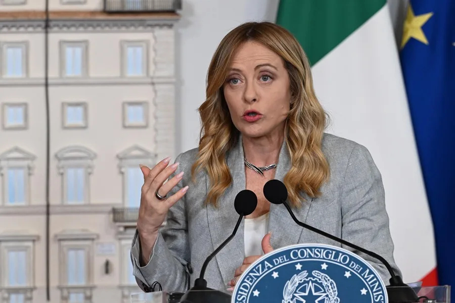 Italia dice que no acepta ultimátums y mantendrá la suspensión del Schengen con España