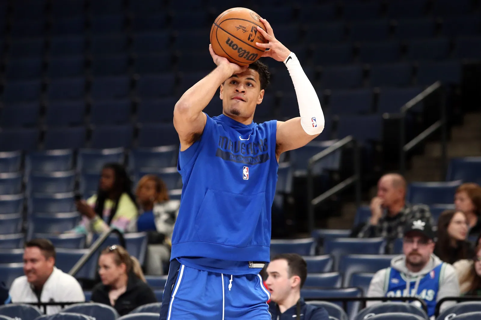 El equipo de Minnesota Timberwolves cambió a Josh Green al conjunto de  Utah Jazz  por Cody Williams y John Konchar