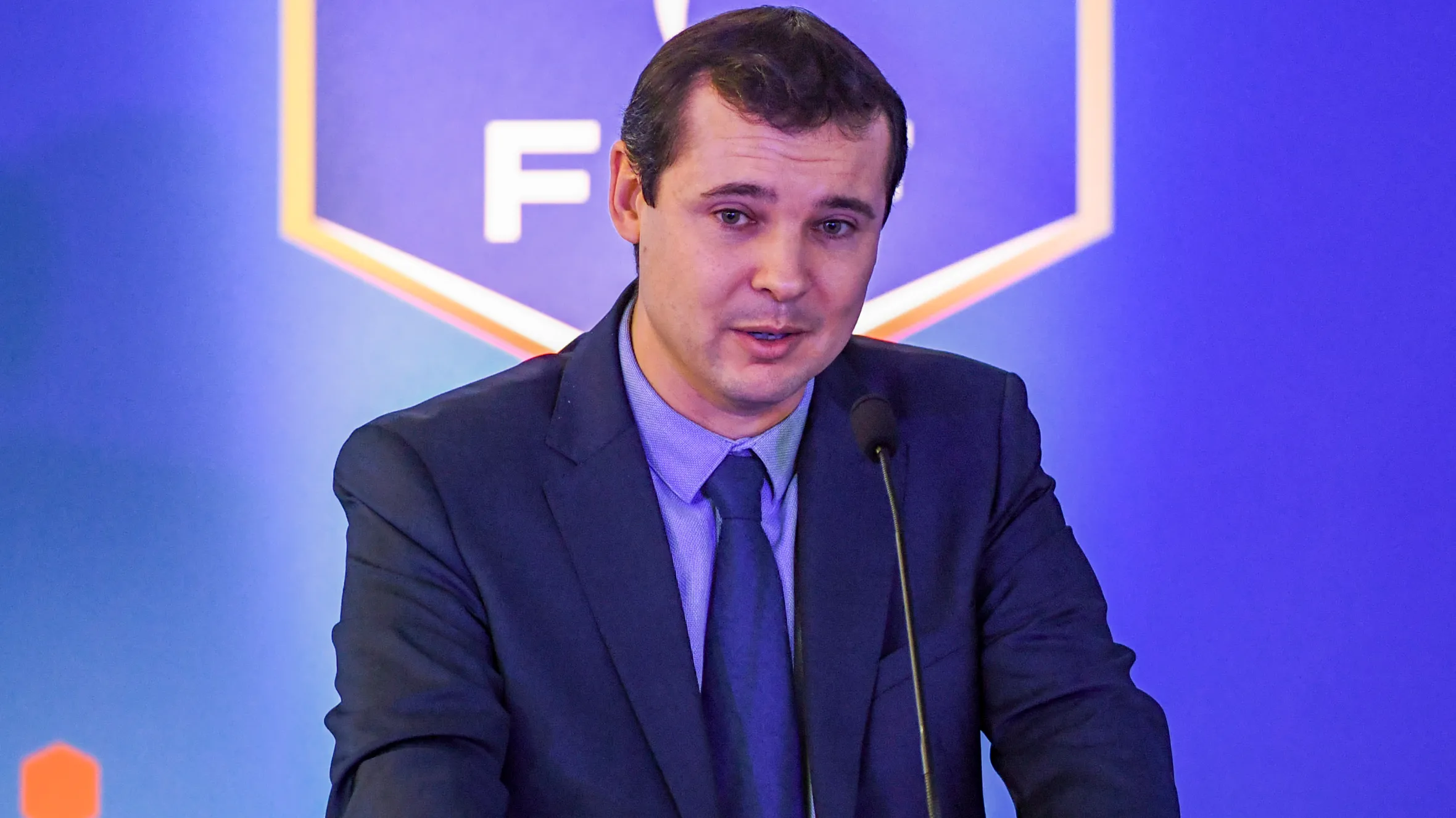 La FIFA destituyó a Kevin Lamour de su cargo como director de operaciones por oponerse a la privatización del fútbol
