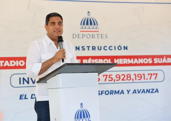 El ministro de Deportes, Kelvin Cruz y el voluntariado regulan el uso de la pista de atletismo Félix Sánchez