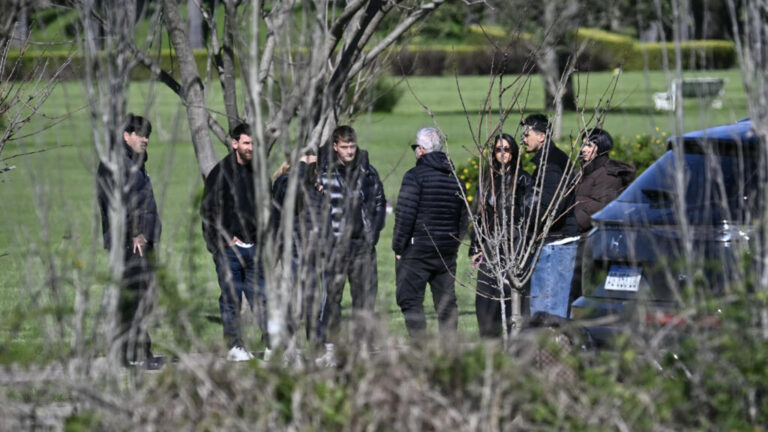 El futbolista argentino Lionel Messi se despidió este domingo en la intimidad y cerca de su Rosario natal de su padre