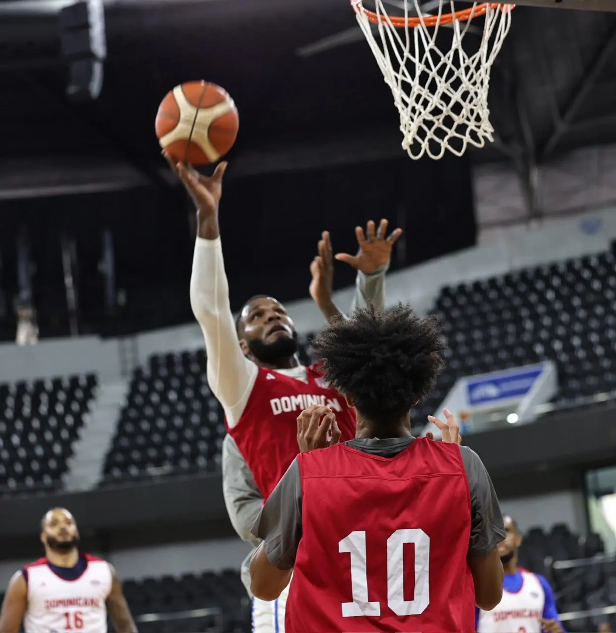 Luismal Ferreiras y Chad Baker Mazara estarán con la selección dominicana de baloncesto para enfrentamiento este lunes contra el equipo de Chile