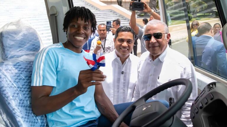 El Gobierno entregó un autobús a la fundación "Creando Sonrisa Eternas" creada y presidida por la campeona olímpica Marileidy Paulino