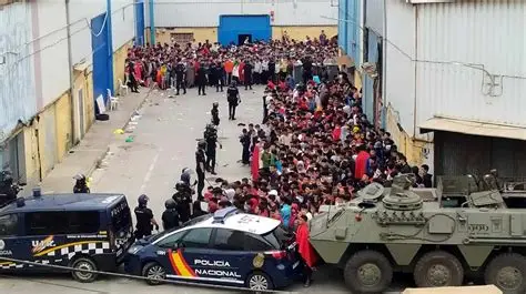 Reportan saqueos a comercios en Ceuta en medio de la crisis migratoria