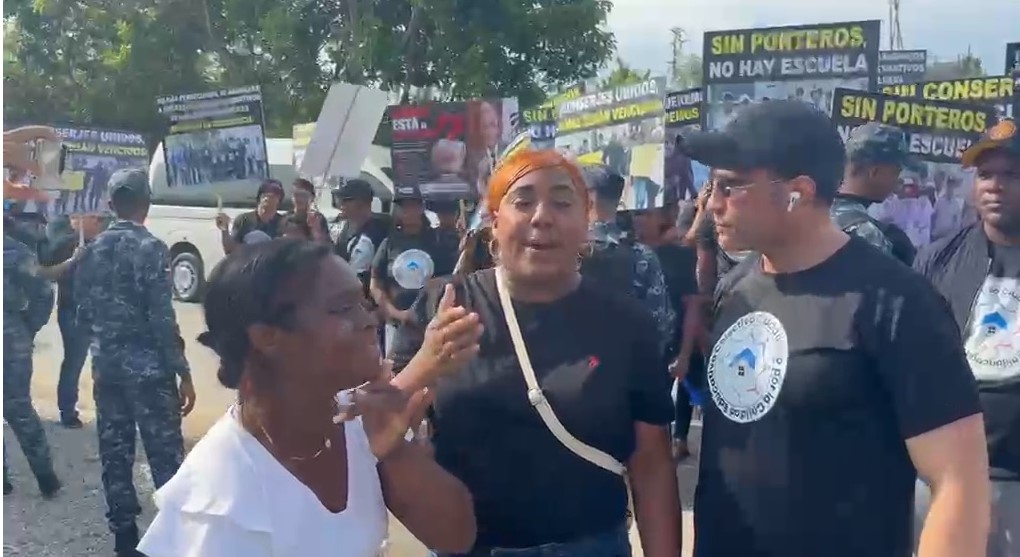 Empleados de escuelas y contratistas de Educación protestan en acto encabezado por el presidente Abinader en inicio del año escolar