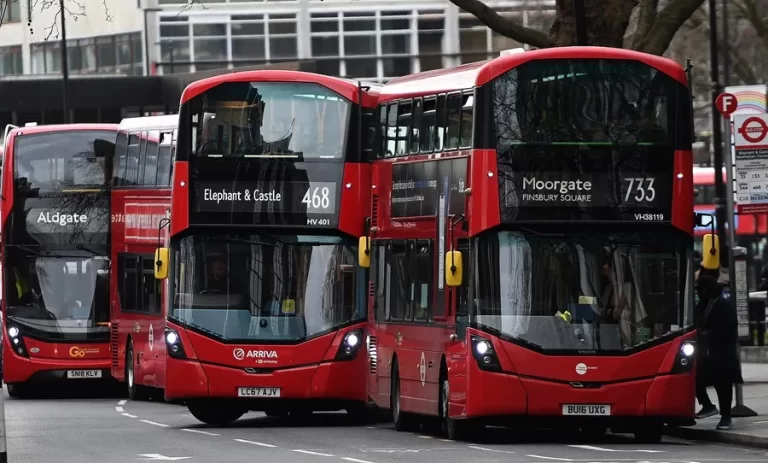 Cientos de chóferes de los míticos autobuses rojos de Londres, en huelga por el calor y la falta de aire acondicionado