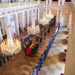 El féretro de Harald V llega a la capilla del Palacio, que el martes se abrirá al público