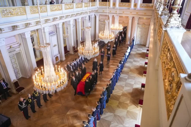 El féretro de Harald V llega a la capilla del Palacio, que el martes se abrirá al público