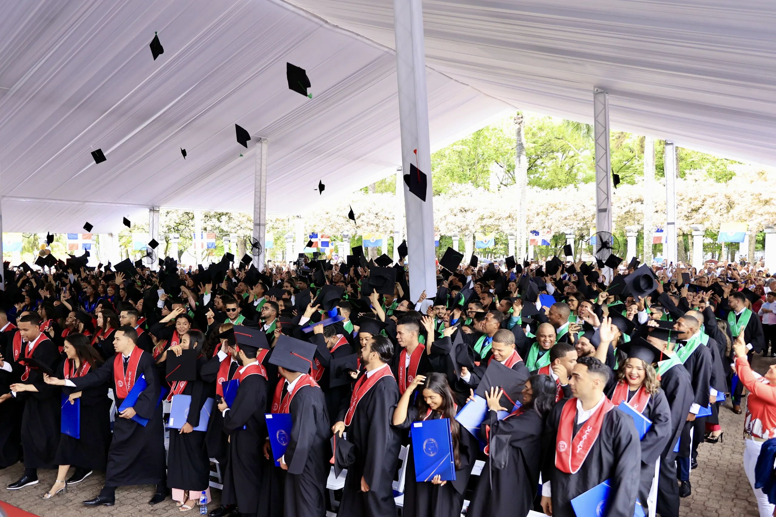 800 jóvenes de Santo Domingo Norte se gradúan en primera promoción del programa municipal BTIU