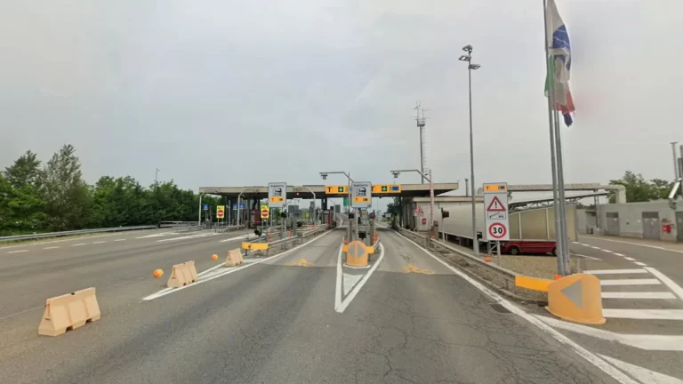Pareja viaja 100 kilómetros sin saber que su hijo había fallecido en el asiento trasero del auto