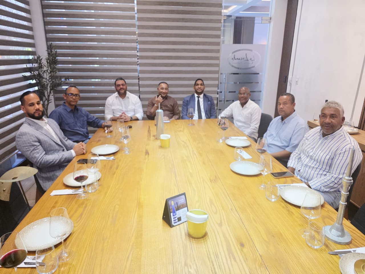 El alcalde de Verón socializa plan de ordenamiento municipal con directivos de Fuerza del Pueblo