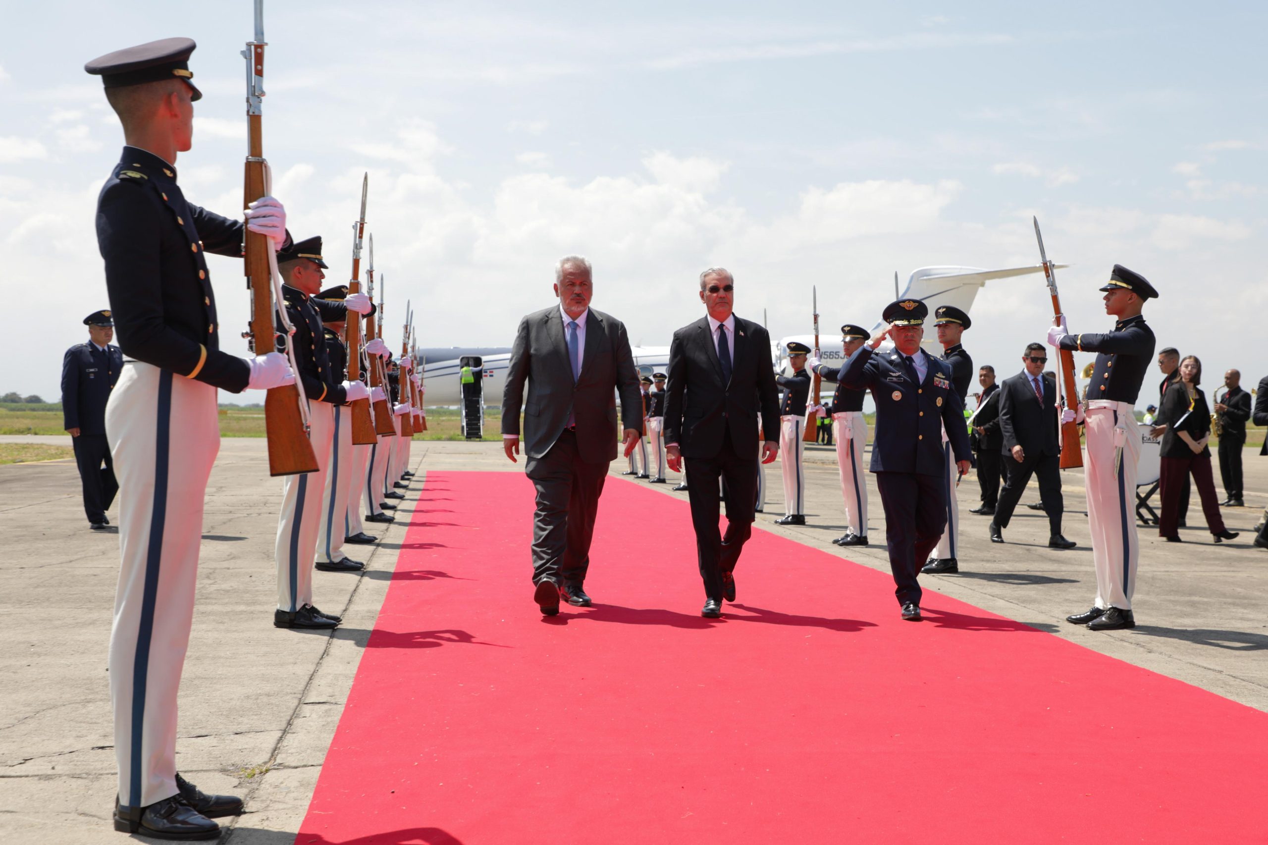 Abinader participa en la transmisión de mando presidencial de Colombia