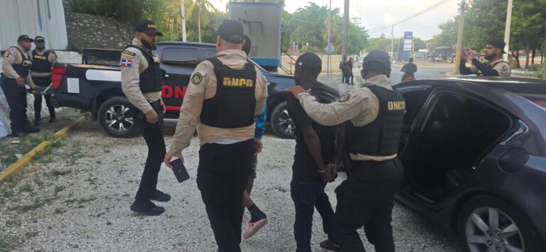 DNCD y Ministerio Público detienen a 61 personas en operativos contra el microtráfico en las provincias San Cristóbal y Peravia