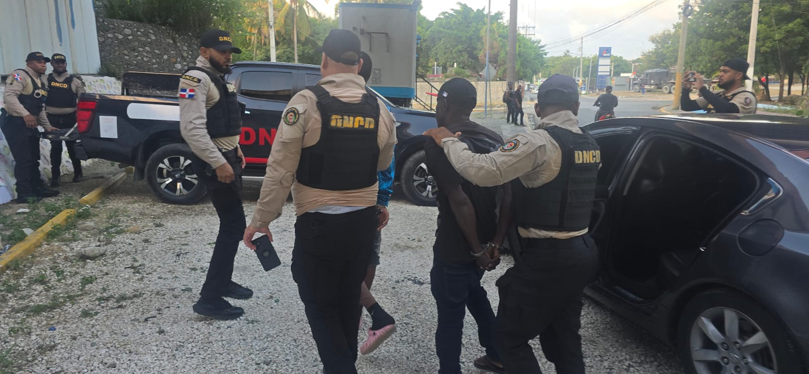 DNCD y Ministerio Público detienen a 61 personas en operativos contra el microtráfico en las provincias San Cristóbal y Peravia