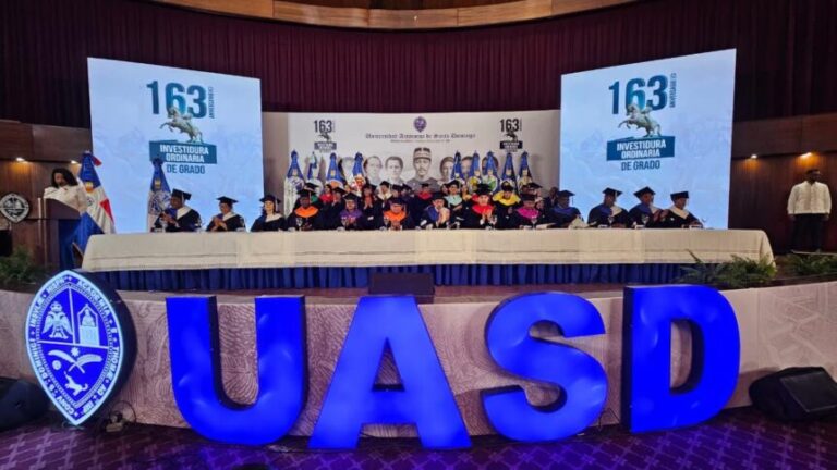 UASD gradúa 716 nuevos profesionales y los llama a ser "restauradores de la nación"