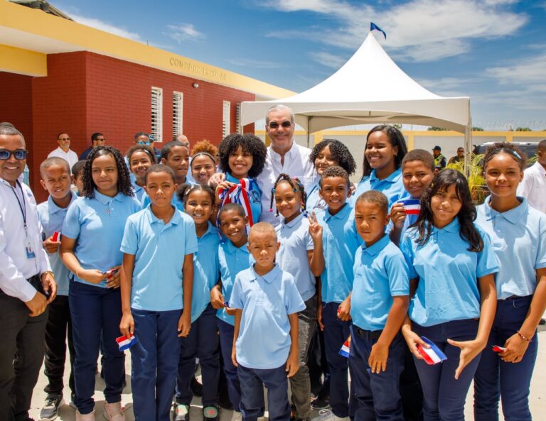 Presidente Abinader inaugura tras 15 años de espera el Liceo Eliseo Viola, que beneficiará a los estudiantes de las comunidades La Cana de Guazumal, Cana Arriba y Abajo, Los Romeros, El Coco, Hato Nuevo y Los Anices
