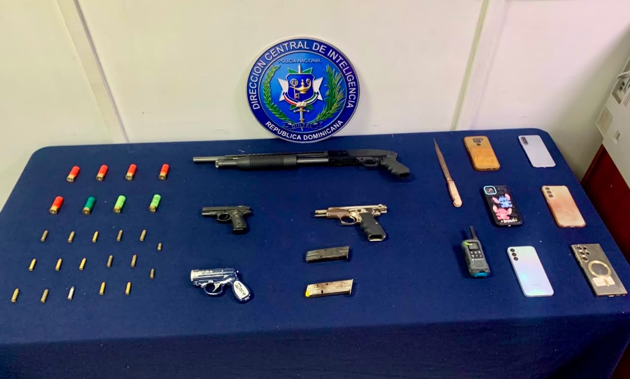 DINTEL y Ministerio Público detienen a dos personas; ocupan armas y municiones durante allanamientos en Santiago