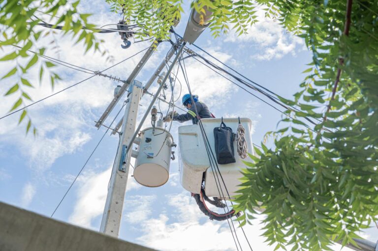 Edesur instala seis nuevos transformadores de distribución en varias localidades de Azua