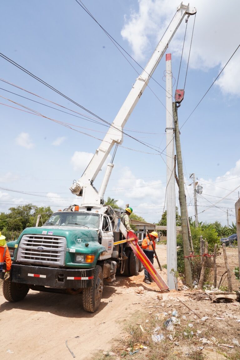 Edesur fortalece infraestructura eléctrica en Pedernales con construcción de redes y conversión de tensión
