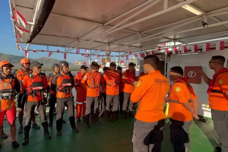 Indonesia busca a cinco desaparecidos tras el incendio de un barco turístico en Bali