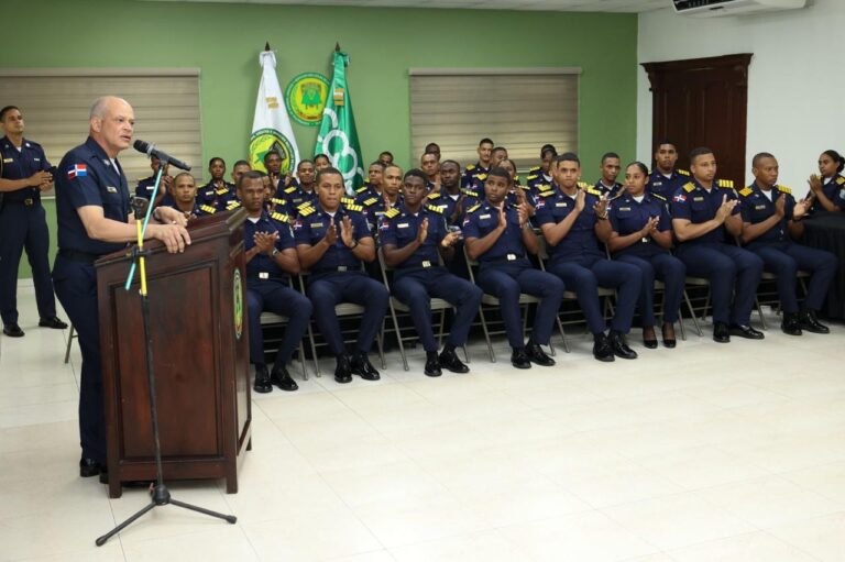 Director general de la Policía Nacional comparte experiencias y principios de liderazgo con cadetes de cuarto año