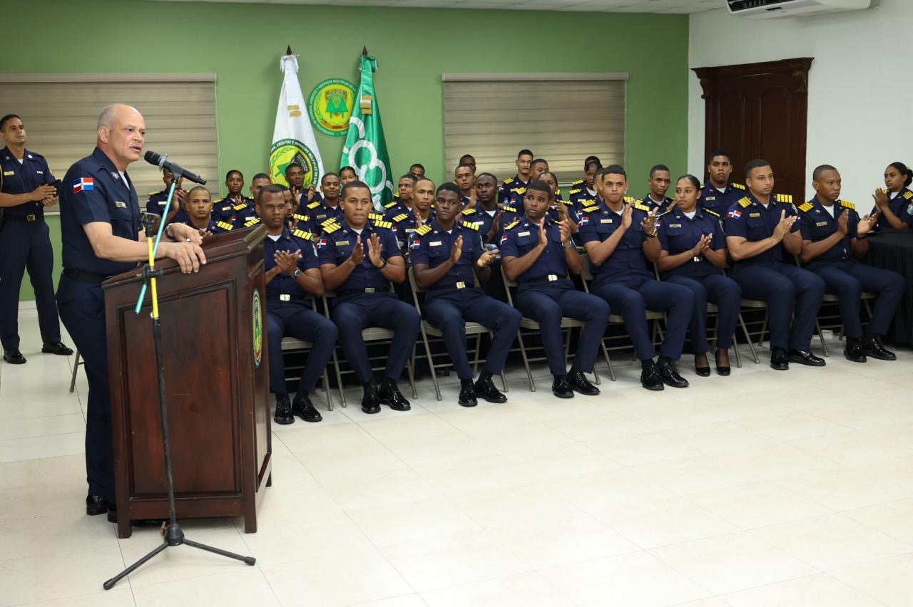Director general de la Policía Nacional comparte experiencias y principios de liderazgo con cadetes de cuarto año