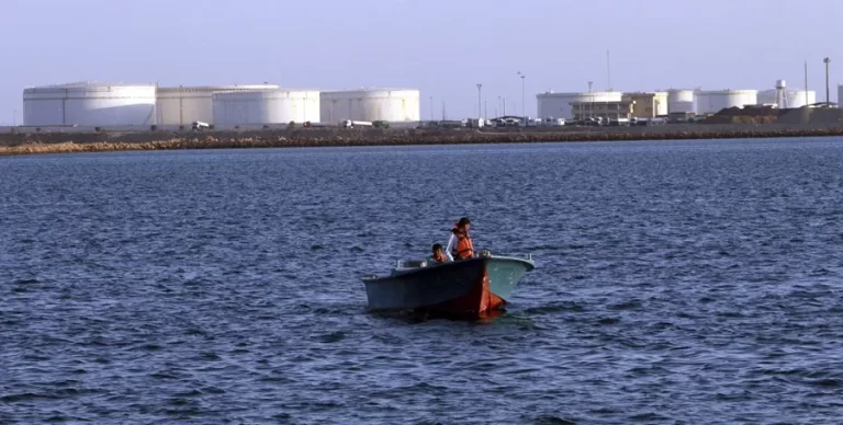 Dos buques de la petrolera emiratí atacados por Irán al cruzar el estrecho de Ormuz