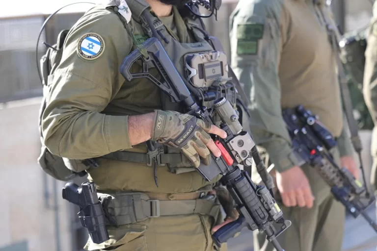 Fuerzas israelíes desmantelan una carpa de colonos que sitiaba una vivienda palestina
