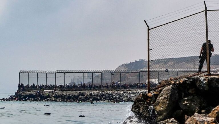 España refuerza seguridad en Ceuta tras ingreso masivo de migrantes desde Marruecos