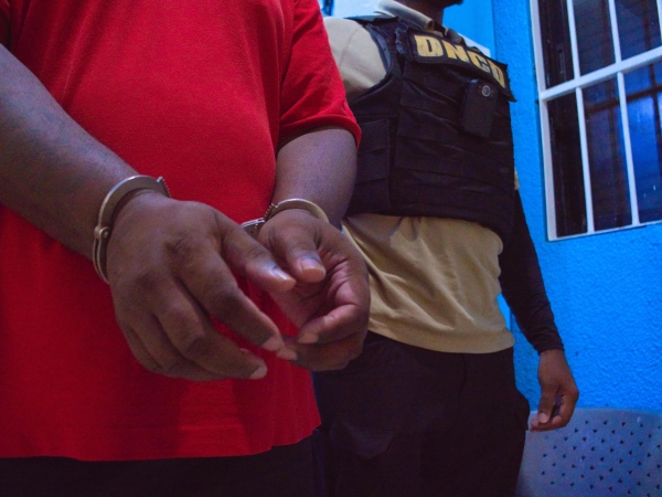 Detienen a dominicano que transportaba a 14 haitianos en condición migratoria irregular