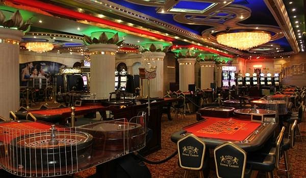 Proyecto propone que casinos solo funcionen en hoteles de cuatro estrellas o más