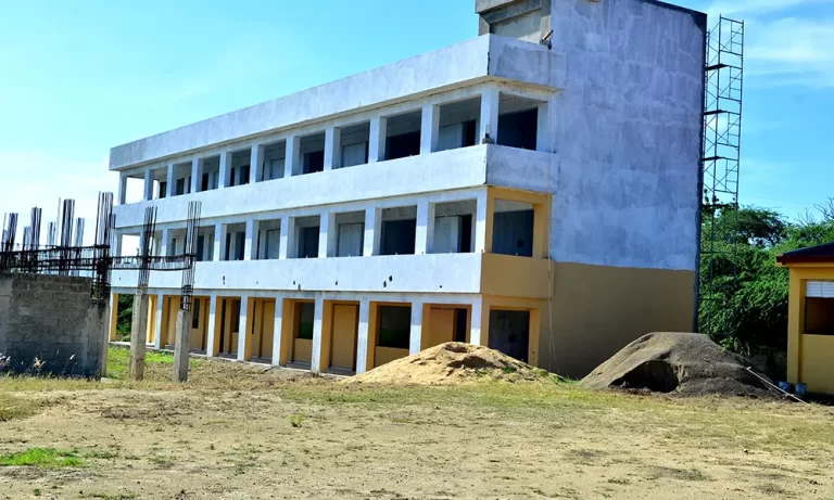 A días de iniciar el año escolar, más de 35 centros educativos permanecen inconclusos en Montecristi