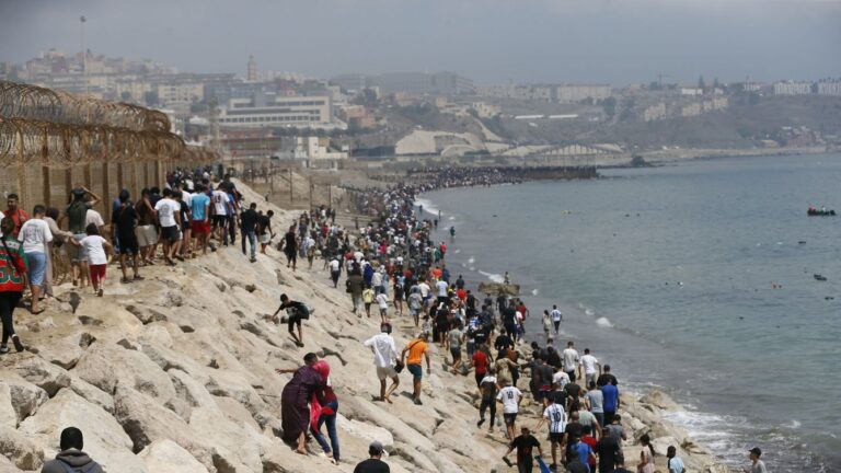 Miles de marroquíes entran masivamente a España a través de la frontera de Ceuta