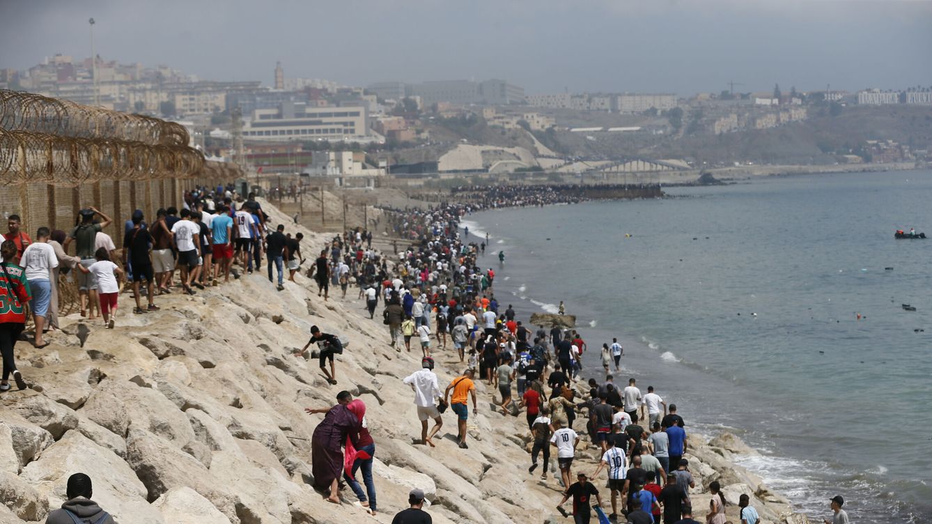 Miles de marroquíes entran masivamente a España a través de la frontera de Ceuta