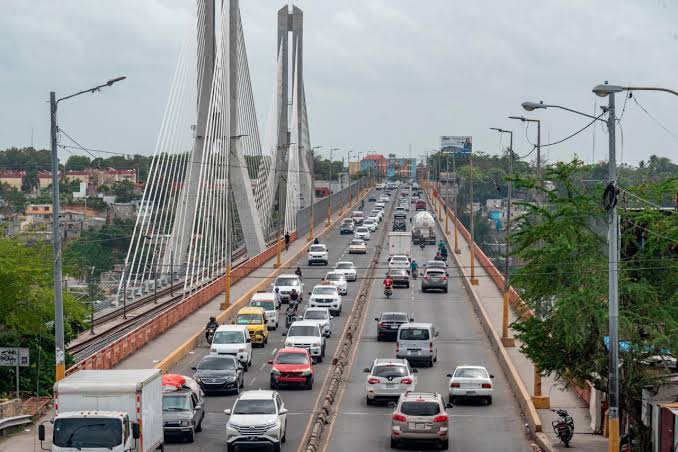 Ciudadanos rescatan a hombre en aparente crisis que intentaba lanzarse de un puente en Santo Domingo