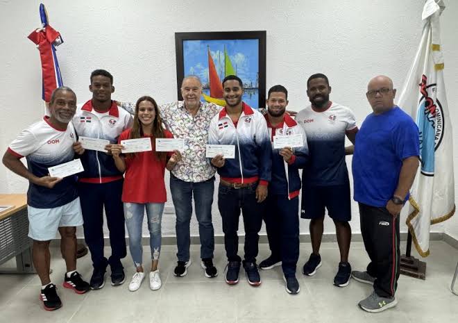 Fedda entrega incentivos a medallistas de Santo Domingo 2026