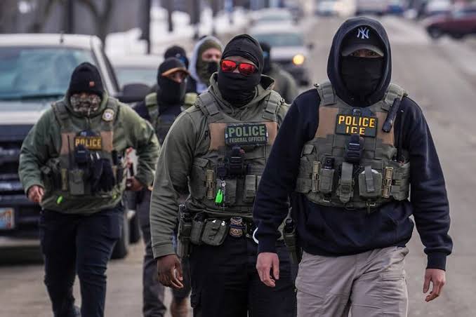 Administración Trump planea equipar a agentes de inmigración con guantes electrizantes