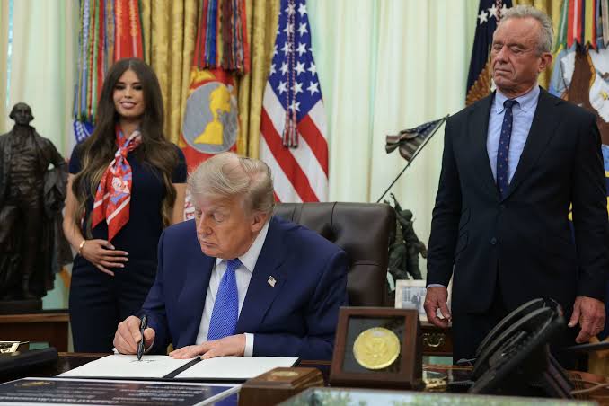 OMS critica a Trump por reducir vacunas infantiles y asociarlas con el autismo