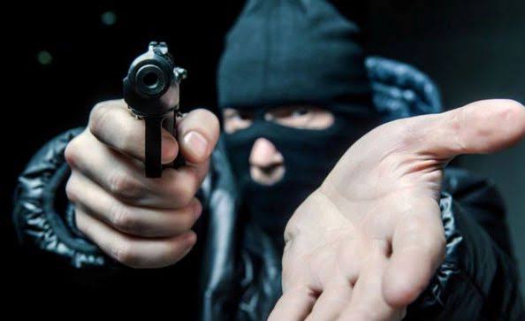 ¡A punta de pistola! Asaltan mensajero de farmacia y le roban motor, dinero y medicamentos en Santiago