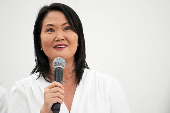Keiko Fujimori comparte su rutina de cuidado facial en vivo durante emergencia por lluvias y genera polémica
