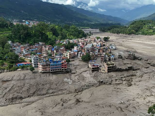Tragedia en el Himalaya: inundaciones arrasan pueblos e infraestructura en Nepal