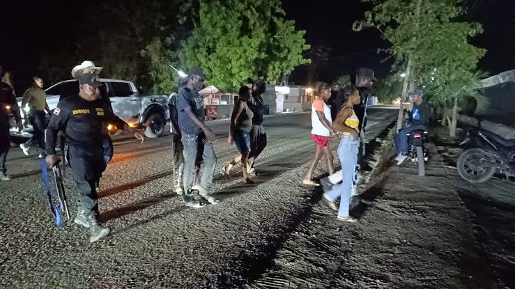 Alcalde de Dajabón encabeza patrullaje nocturno ante denuncias de robos y atracos
