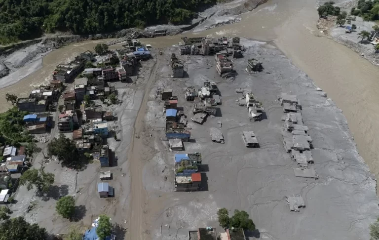 Muertos por riada entre Nepal y China aumentan a 800, desaparecidos son más de 3,000 entre ellos 100 norteamericanos