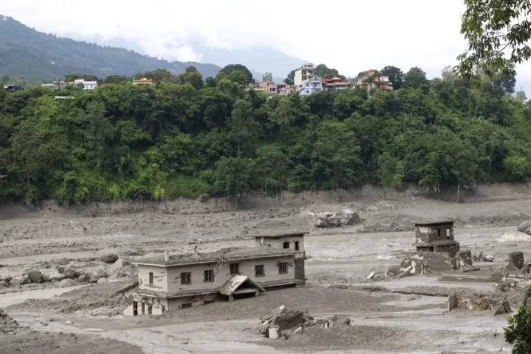 Aumentan a 55 los muertos y 403 los desaparecidos en la riada masiva en Nepal
