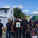 Familiares claman justicia al sepultar a adolescente de 16 años asesinado a tiros en Santiago