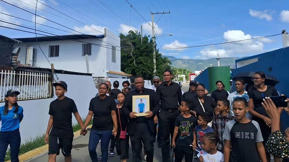 Familiares claman justicia al sepultar a adolescente de 16 años asesinado a tiros en Santiago