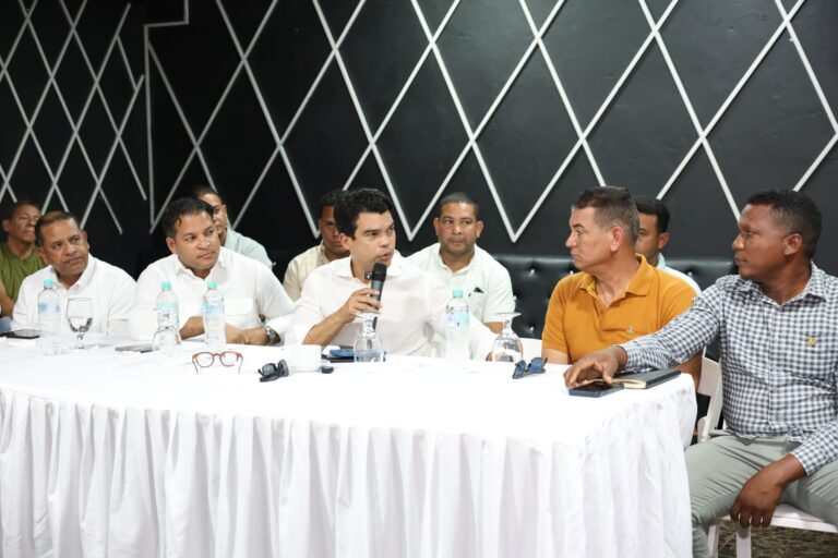 Wellington Arnaud socializa soluciones con comunitarios de Matanzas, provincia Peravia