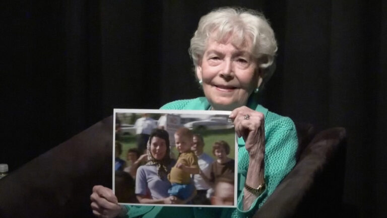 Revelan identidad de la misteriosa mujer del video del asesinato de JFK 62 años después